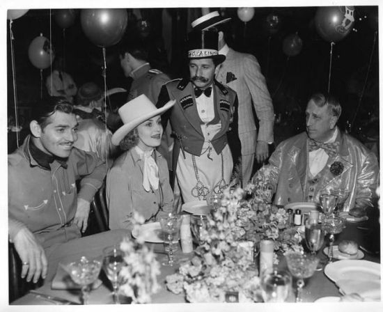 costumeparty-gable-lombard-mervynleroy-hearst